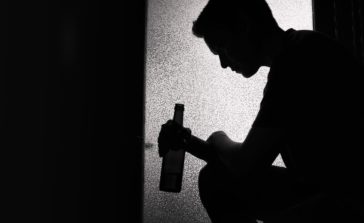 man struggling with alcohol, debating on entering alcohol rehab in Tampa